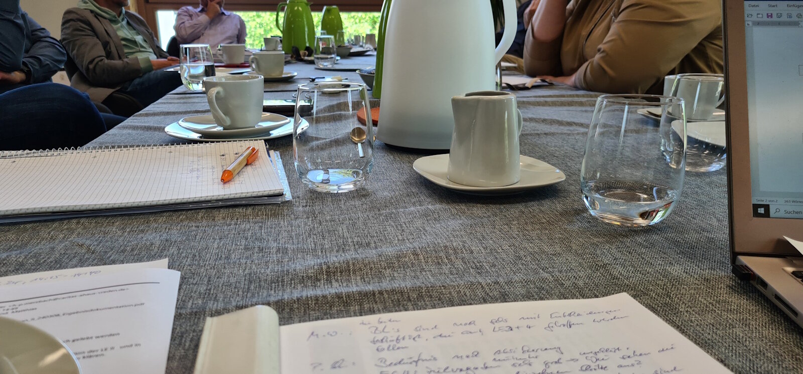 Tisch mit Gläser und Mitschriften